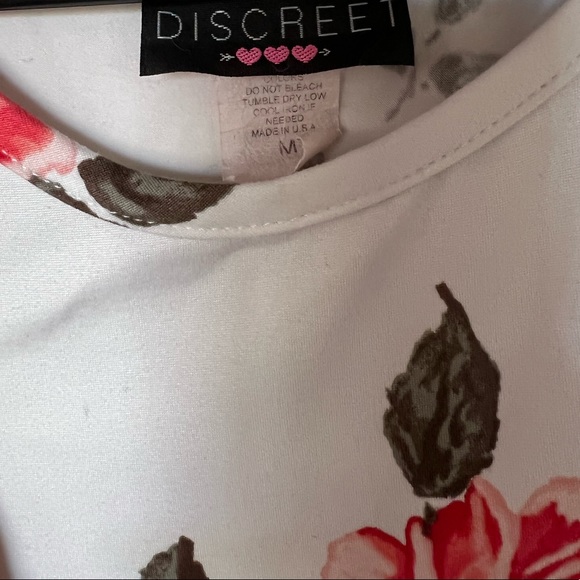 Discreet Dress - Picture 2 of 4